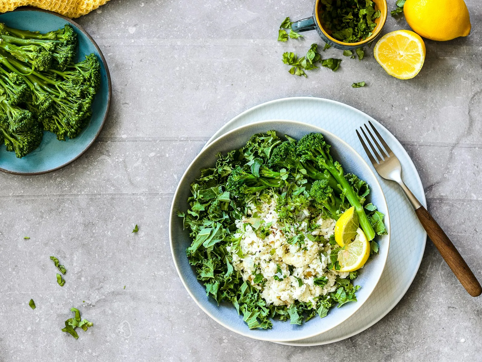 Een kom romige risotto met groene garnering
